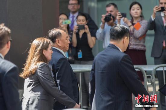 当地时间5月30日，朝鲜劳动党中央委员会副委员长金英哲抵达美国纽约联合国广场大厦。他将于本周在纽约会见美国国务卿蓬佩奥。金英哲为18年来访美的朝鲜最高级别官员。<a target='_blank' href='http://www.chinanews.com/'>中新社</a>记者 廖攀 摄