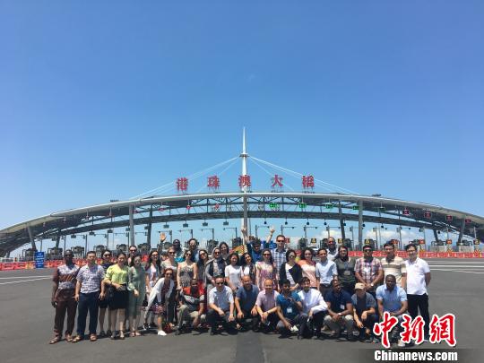 中国侨网青年汉学家在穗研修在岭南各地游历。暨南大学提供