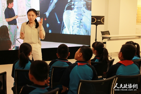 医务人员给孩子们讲解中医针灸知识