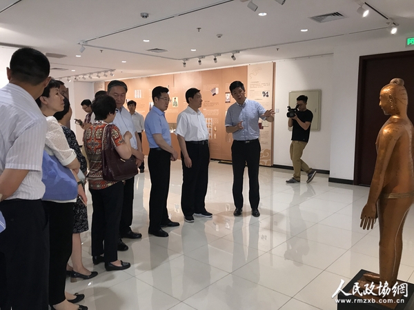 程凯教授向北京市政协委员介绍程氏针灸学术传承体系