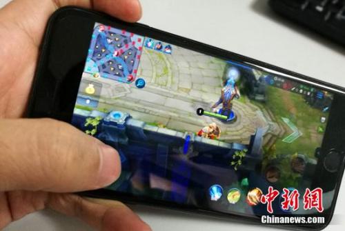 资料图：网友在用手机流量玩游戏。<a target='_blank' href='http://www.chinanews.com/' >中新网</a> 程春雨 摄