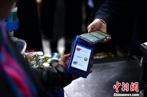 图为消费者在使用“云闪付”APP向商户付款?！≈芪脑?摄