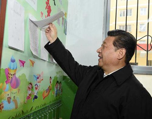 2015年2月14日，在陕西考察工作的习近平专程来到杨家岭福州希望小学察看学校办学情况。来源：新华社