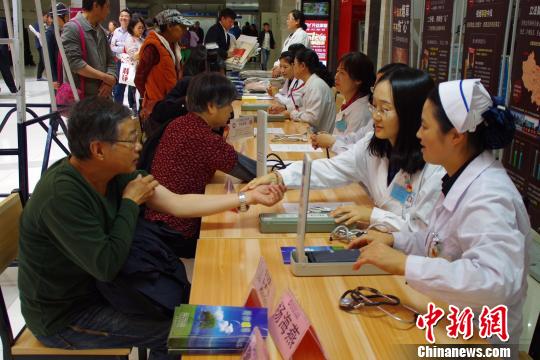 图为当天的义诊活动 陈静 摄