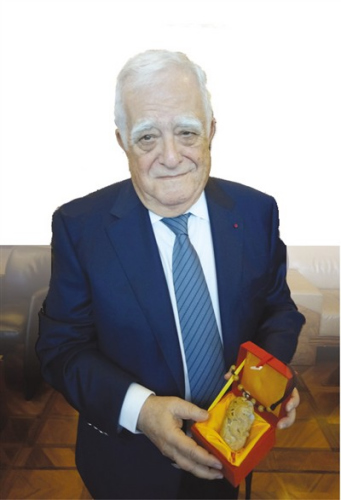 卡萨在展示他的中国纪念品。 　　本报记者 黄培昭摄