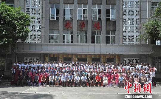 图为与会嘉宾与学生合影 林浩 摄