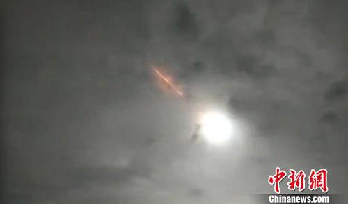 云南景洪市一段亮光划过夜空专家：70%为陨石坠落