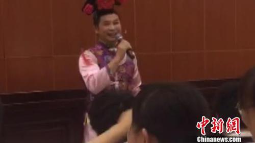 图为活动现场，男老师扮“华妃”为高考生减压。 钟欣 摄