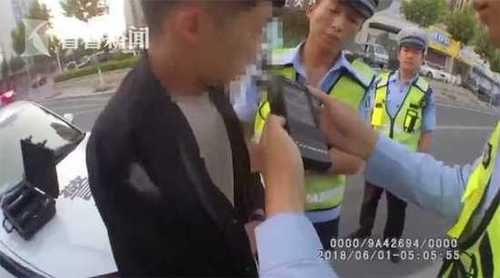 酒驾司机等红灯睡2小时 被叫醒后逃跑途中车又翻了