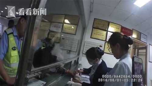 酒驾司机等红灯睡2小时 被叫醒后逃跑途中车又翻了