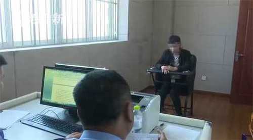 酒驾司机等红灯睡2小时 被叫醒后逃跑途中车又翻了