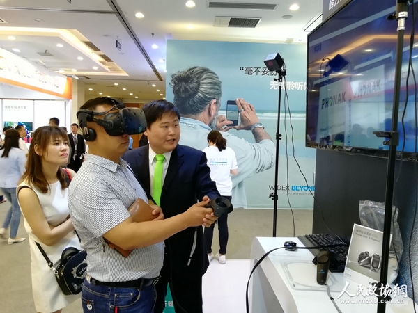 观众在VR环境下体验峰力3D打印钛合金定制助听器