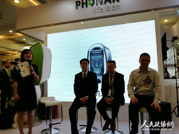 听力专家现场解读3D打印钛合金定制助听器