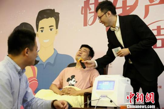 体验4级疼痛的男士表示：“这个级数我觉得已经非常疼了?！?芊烨 摄