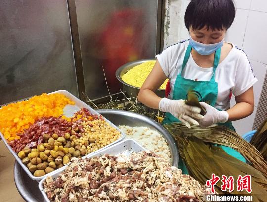 台山人在手工裹咸肉粽 李晓春 摄