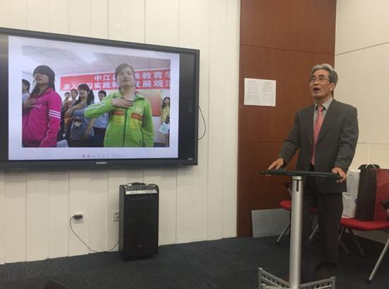 中日学生手语交流会执行委员长藤田安彦介绍活动情况。