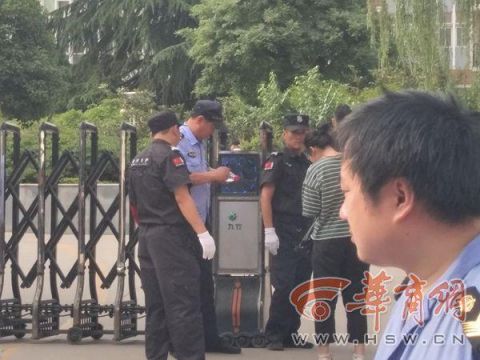 西安高考有多严?学生进考场拿矿泉水要撕广告贴纸