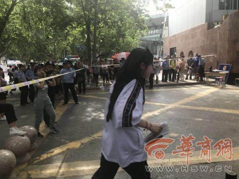 西安高考有多严?学生进考场拿矿泉水要撕广告贴纸