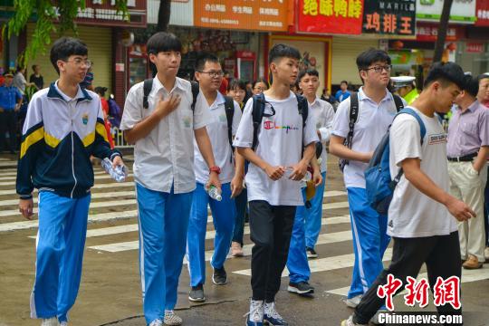 图为海南高考生赶考?！÷嬖品?摄