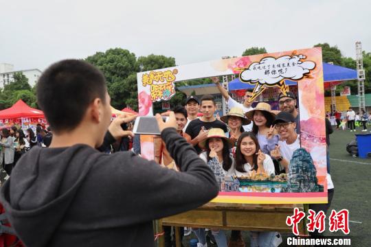 贵州民族大学第二届国际美食节活动现场?！■暮曷?摄