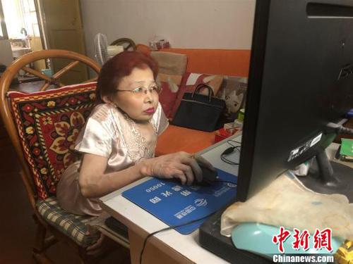 杨丽华义务心理疏导近20位网友帮助他们重回自信 高然 摄