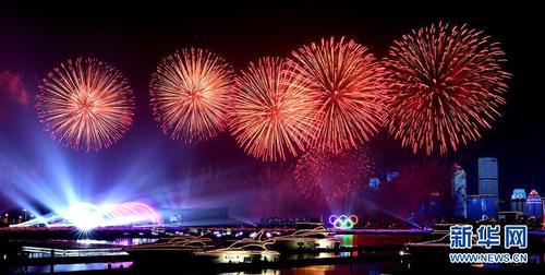 　　6月9日至10日，上海合作组织青岛峰会在山东青岛召开。这是9日晚在青岛举行的《有朋自远方来》灯光焰火艺术表演。 新华社记者燕雁摄