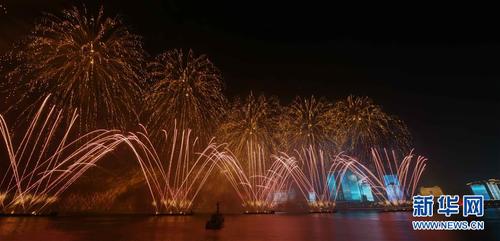 　　6月9日至10日，上海合作组织青岛峰会在山东青岛召开。这是9日晚在青岛举行的《有朋自远方来》灯光焰火艺术表演。 新华社记者朱峥摄