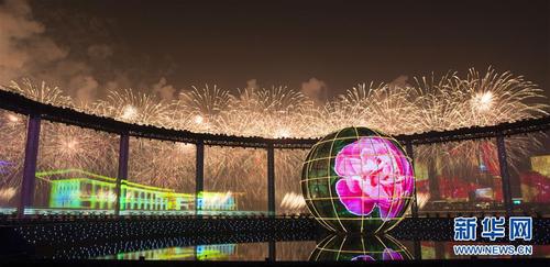 6月9日至10日，上海合作组织青岛峰会在山东青岛召开。这是9日晚在青岛举行的《有朋自远方来》灯光焰火艺术表演。 新华社记者李学仁摄