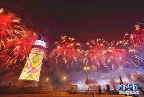 6月9日至10日，上海合作组织青岛峰会在山东青岛召开。这是9日晚在青岛举行的《有朋自远方来》灯光焰火艺术表演。 新华社记者邢广利摄