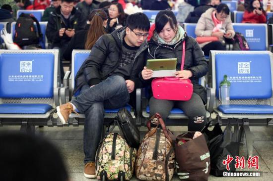 1月23日上午，铁路青岛站候车室内，玩手机的“低头族”随处可见。刷微博、聊微信、玩游戏、看电影，高科技将大多旅客变为手机“低头族”。<a target='_blank' href='http://www.chinanews.com/'>中新社</a>发 徐崇德 摄