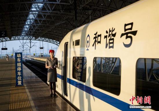 5月28日，广东西部沿海高铁江门至湛江段进入试运行阶段。据悉，在试运行阶段，铁路部门进将行包括开展运行图测试、故障模拟演练、应急场景演练、按图行车试验等重点项目在内的多项运行试验，为正式开通运营提供科学参考依据。<a target='_blank' href='http://www.chinanews.com/'>中新社</a>发 杨胜 摄