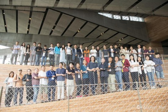 08国家非物质文化遗产展示保护基地专家委员会主任、国家非物质文化遗产?；すぷ髯椅被嵛?、原文化部非物质文化遗产司副司长马盛德与非遗传承研培班的师生合影（摄影：郭国柱）