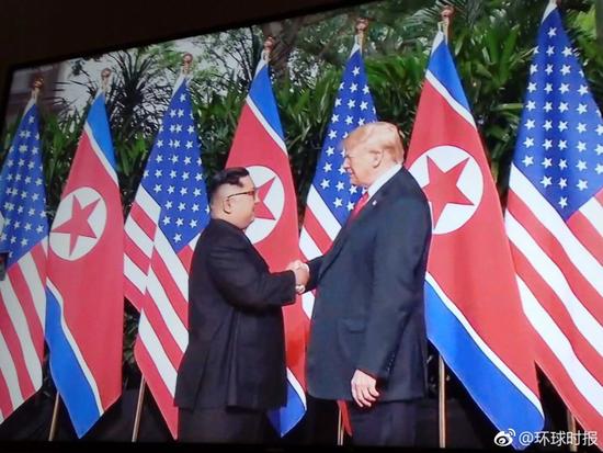 特朗普与金正恩在新加坡圣淘沙嘉佩乐酒店握手