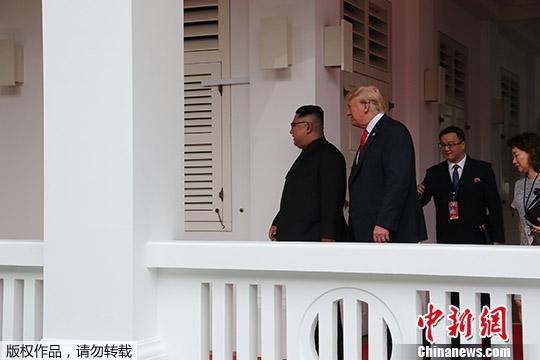 金正恩特朗普握手致意后 将举行45分钟一对一会晤