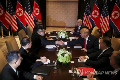 记者问“你要放弃核武吗？” 金正恩笑而不语