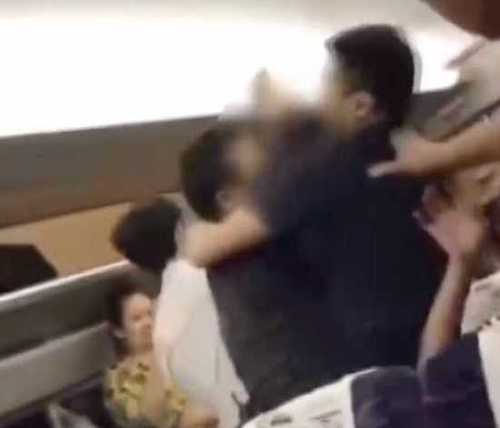 男子嫌孩子哭闹太吵大闹动车 出站被孩子家人群殴