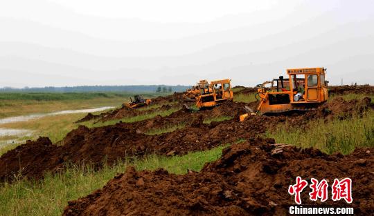 6月3日，35台大型推土机、挖机开始拆除下塞湖矮围?！×挝?摄