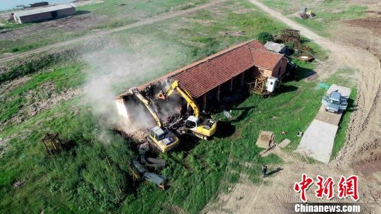 湖洲上4栋1800平方米已闲置房被拆除，建筑垃圾运离湖洲。　廖文 摄