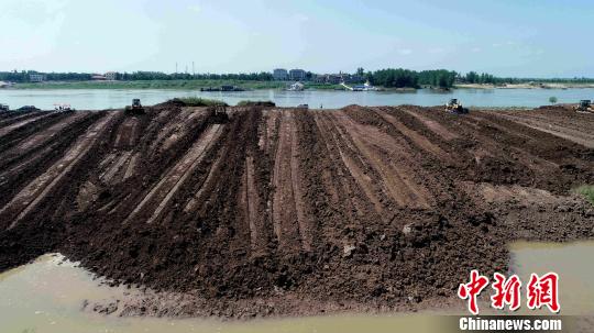 泥堤被推成了沙洲?！×挝?摄