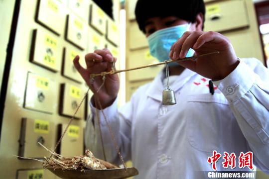 图为青海乡镇卫生院提供中医药服务。 (资料图) 张添福 摄