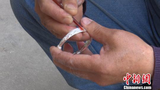 老银匠坚守传统手工艺：已干了一辈子不想让它失传