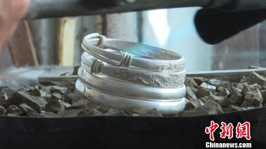 打造好的白银手镯进行进一步煅烧 刘鸿鹤 摄