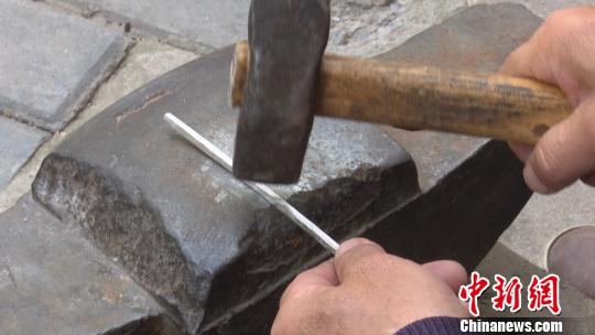 洪金泉正在捶打银锭 刘鸿鹤 摄