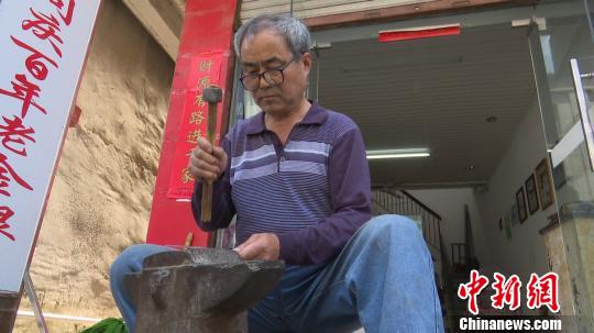 洪金泉正在捶打银锭 刘鸿鹤 摄