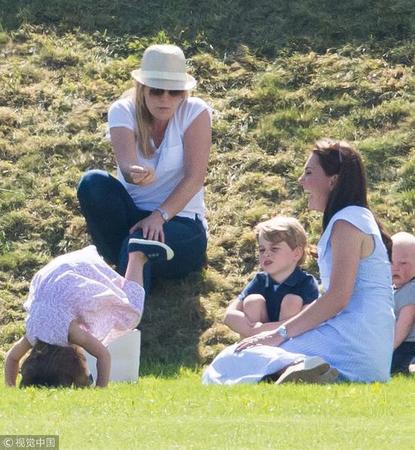 乔治王子拿着玩具枪比划了一下 外国网友不淡定了