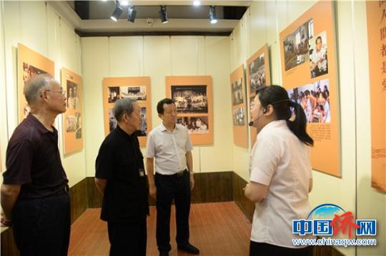 观看黄仲咸生平事迹展?！〕录牙?摄