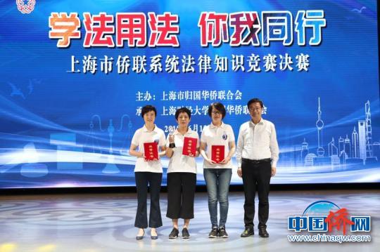 获胜者与上海市侨联主席齐全胜(右一)合影?！≌藕辔?摄