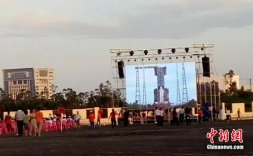 图为民众观礼卫星发射。文昌航天主题乐园供图