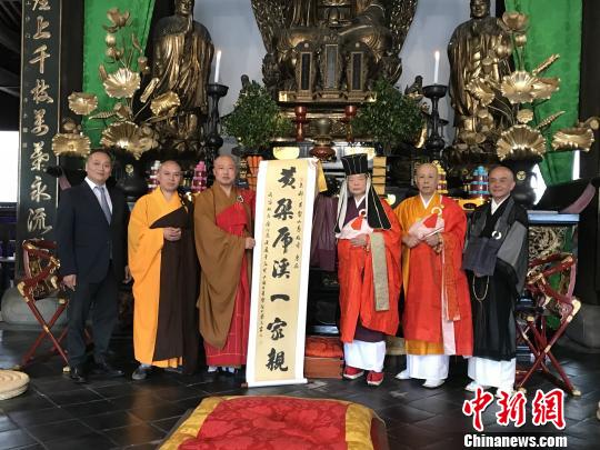 中国侨网中日双方互赠礼物?！≈Ｋ刹ā∩? style=