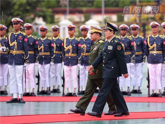 15日上午，正在缅甸进行正式访问的国务委员兼国防部长魏凤和与缅国防军总司令敏昂莱举行会谈，会谈前，敏昂莱为魏凤和举行欢迎仪式并陪同检阅缅三军仪仗队。李晓伟 摄